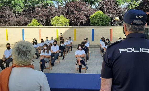 Entrega del carnet de ciberexpert@ a los participantes en el programa sobre ciberseguridad en Salamanca