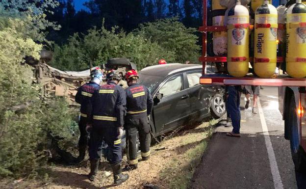 Choque entre dos vehículos entre Palazuelo de Torío y Garrafe