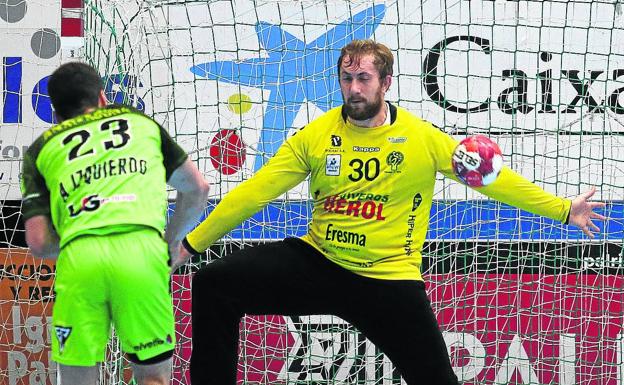 Patotski, clave en la salvación del equipo, estará tres años más en Balonmano Nava