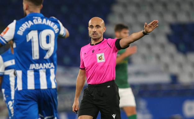 Alfonso Vicente: «La alegría por poder arbitrar en la Primera RFEF es brutal, será una categoría apasionante»