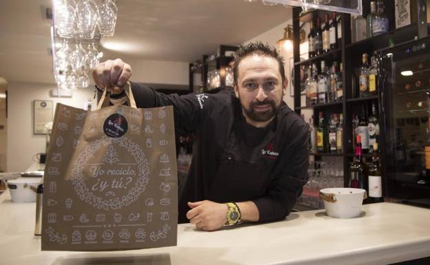 «Antes vendía algunos táperes, ahora trabajo con dos empresas de reparto»