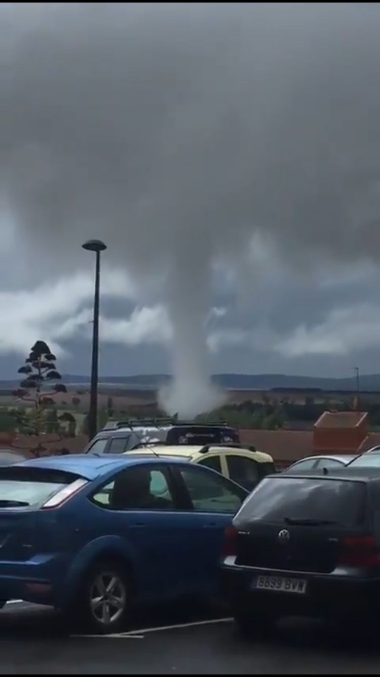 Vídeo: ¿Astorga o Texas? Un tornado sorprende a los vecinos de la localidad leonesa