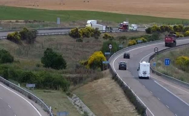 Herido un camionero tras volcar su vehículo en la A-6 a la altura de Villardefrades