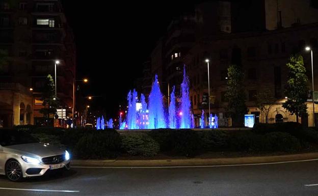 La fuente de la Puerta Zamora se ilumina este miércoles de color morado con motivo del Día Internacional del Síndrome de Dravet