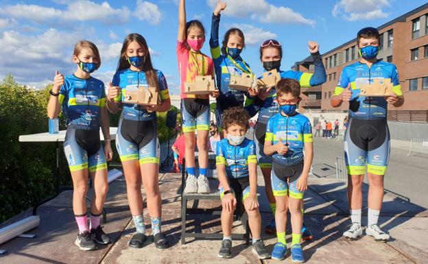Seis medallas de la Escuela de Ciclismo Salmantina en Ávila y un segundo puesto de Javier Pajares en Mérida