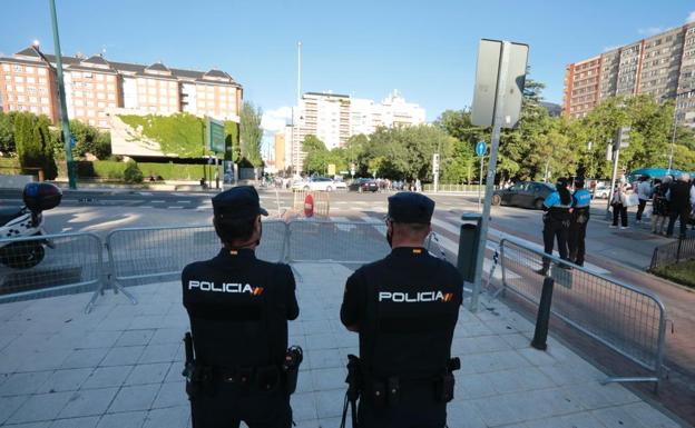 Un kilómetro de vallas impide desde las 15:00 el acceso a Las Moreras para evitar los botellones de San Juan en Valladolid