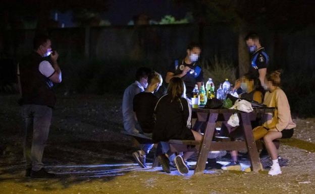 La Policía Local interviene en varios botellones con más de 150 jóvenes en León durante la noche de San Juan