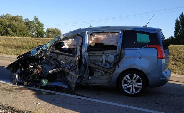 Herido el conductor de un turismo en Peñafiel tras un accidente con un camión