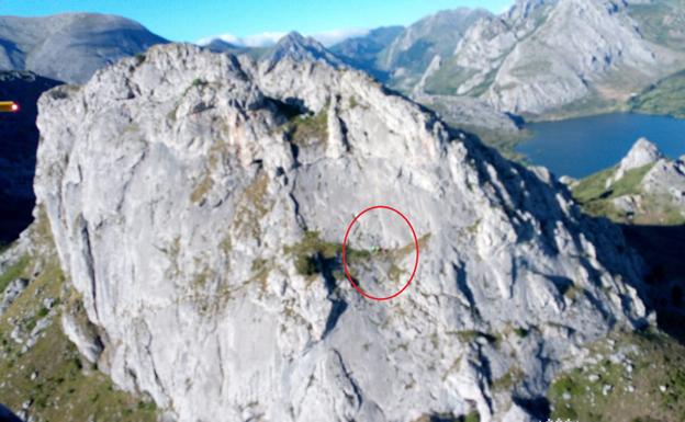 Rescatan un montañero que sufrió una caída de diez metros en el Cotón de Láncara, en Barrios de Luna