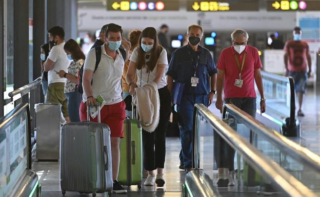 Madrid detecta 94 positivos en Barajas en junio pese a las PCR negativa