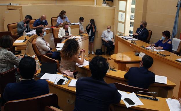 La crispación marca un pleno que aprueba atraer un proyecto militar y actualizar el ARU del Salvador