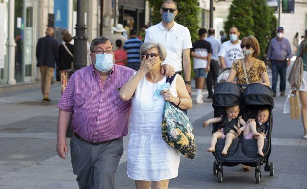 Mañueco exige al Gobierno que rectifique su decisión de suprimir la mascarilla en exteriores