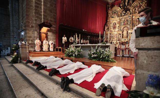 La catedral de Valladolid acoge la ordenación sacerdotal de seis jesuitas