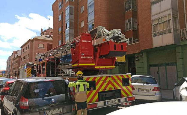 La caída de varias placas de una fachada en la esquina de la calle Santiago con la Plaza Zorrilla obliga a actuar a los bomberos