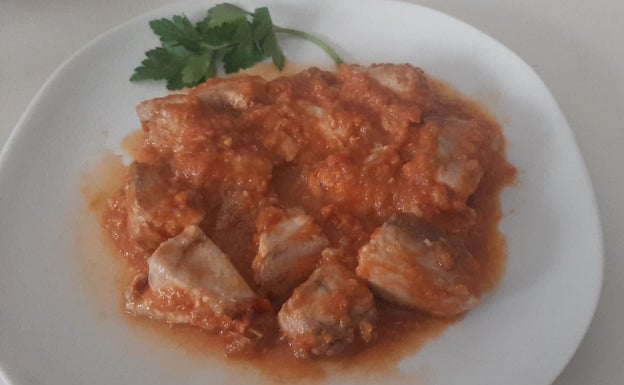 Delicioso bonito con tomate