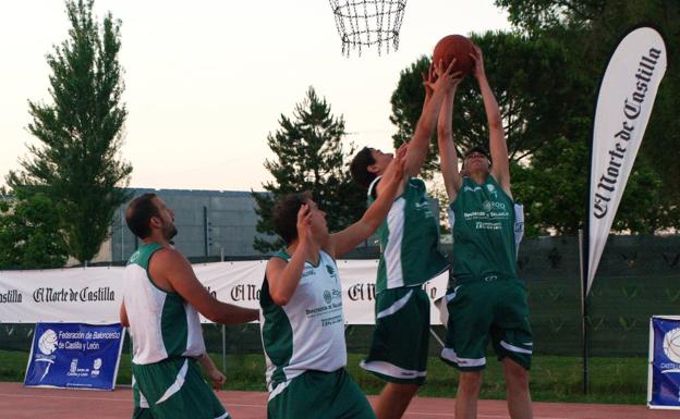 El 3×3 Street Basket Tour hace escala en la remodelada plaza Mayor de Íscar