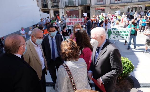 Medio centenar de personas protestan ante Igea por la falta de servicios en el Hospital Virgen del Castañar de Béjar