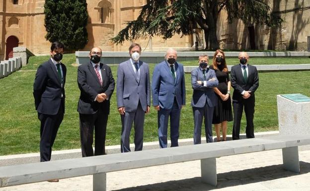 Una placa en el Patio Chico conmemora la cesión del solar a la ciudad de Salamanca por parte de Unicaja Banco