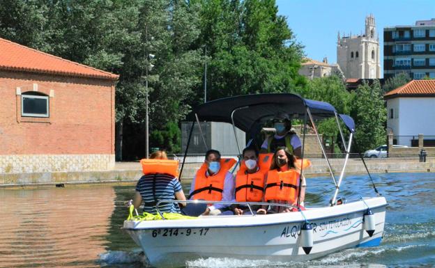 Palencia ofrece un servicio de navegación en barca eléctrica desde la Dársena hasta Villamuriel