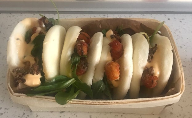 Pan Bao relleno de colas de cangrejo crujientes