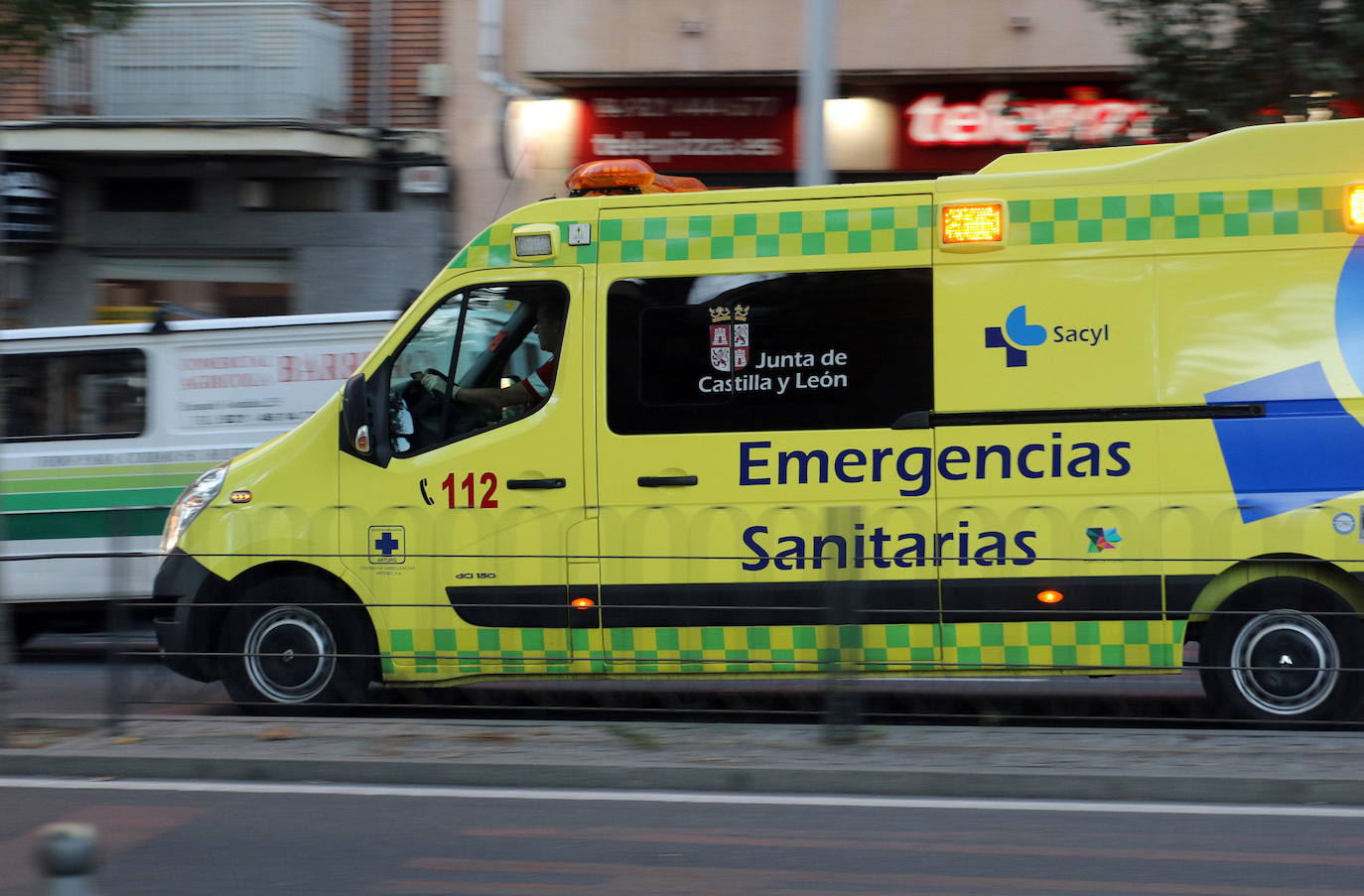 Tres heridos en Ávila al derrumbarse el balcón en el que cenaban