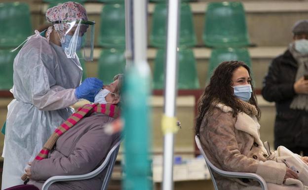 El repunte de casos sigue imparable en Castilla y León: 909 positivos en un día