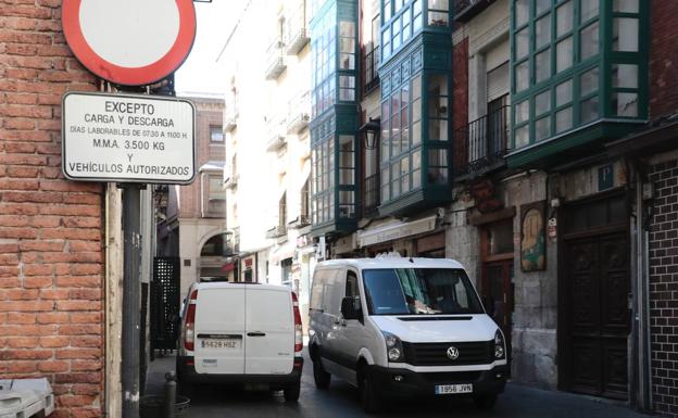 Movilidad rechaza la carga y descarga en la céntrica calle del Peso que piden negocios y vecinos del entorno