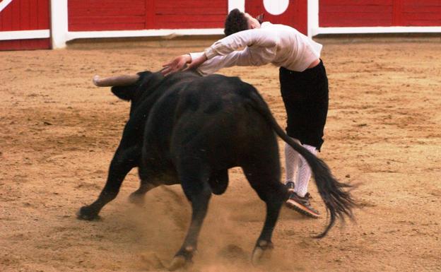 Óscar Calvo 'Oskitar' gana un accidentado concurso de cortes taurinos en Pedrajas