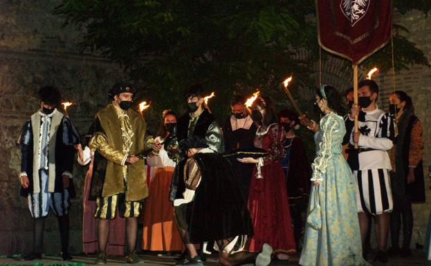 Mojados se sumerge en la historia con mascarilla y recibe al emperador Carlos