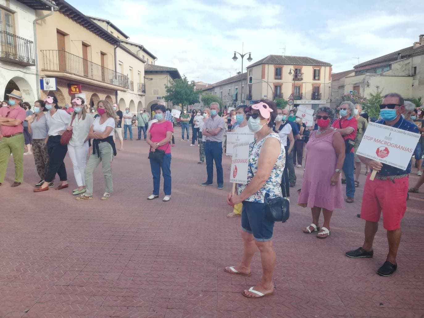 Un centenar de personas protestan en Santa María contra la construcción de macrogranjas