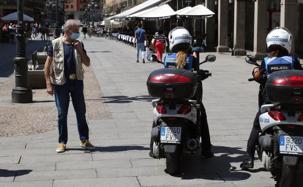 La Policía Local pone cinco multas en un bar de Segovia por fumar y por no llevar la mascarilla