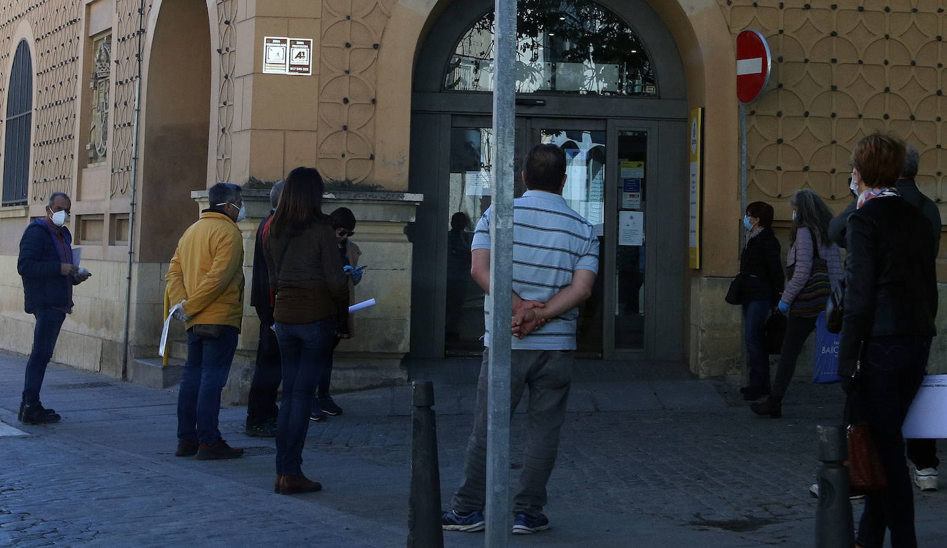 CCOO y UGT manifiestan su rechazo a los recortes de Correos en la provincia de Segovia