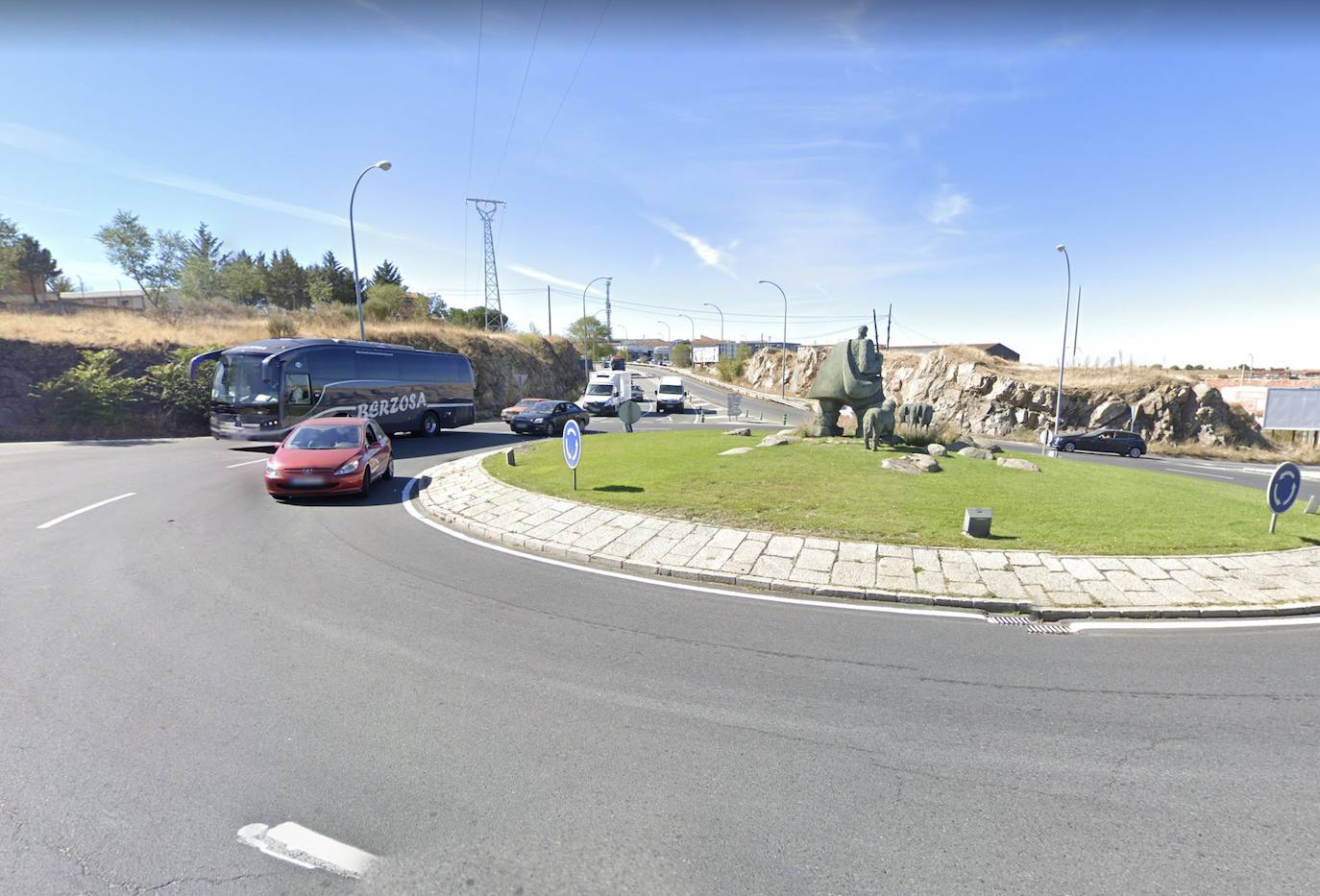 Detenido por conducir bajo los efectos del alcohol y sufrir un accidente en la rotonda del Pastor