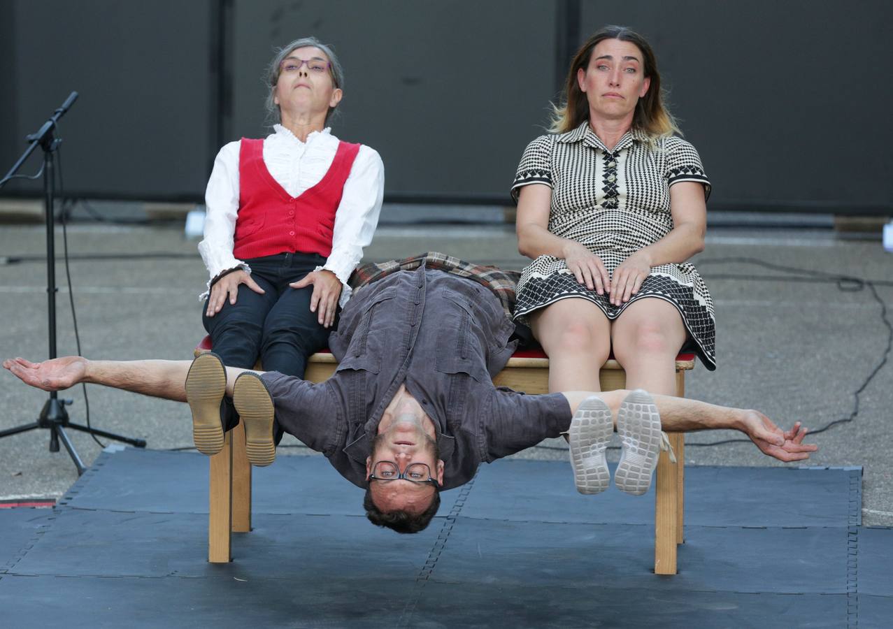 Actuación de Circo Deriva con su espectáculo 'Ya es tiempo de hablar', en el TAC de Valladolid