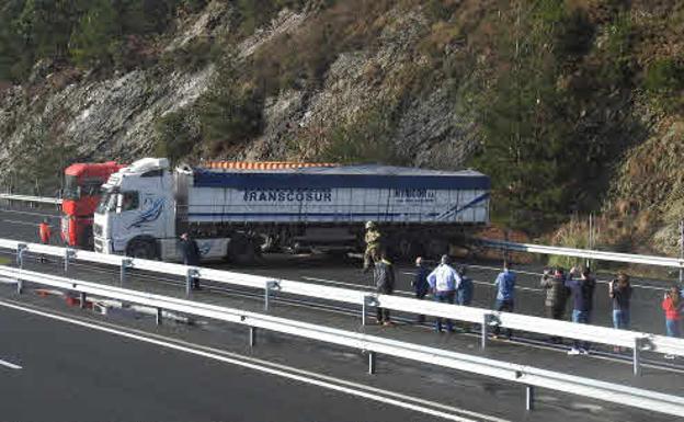 Un camión vierte 400 litros de gasoil en Alicante