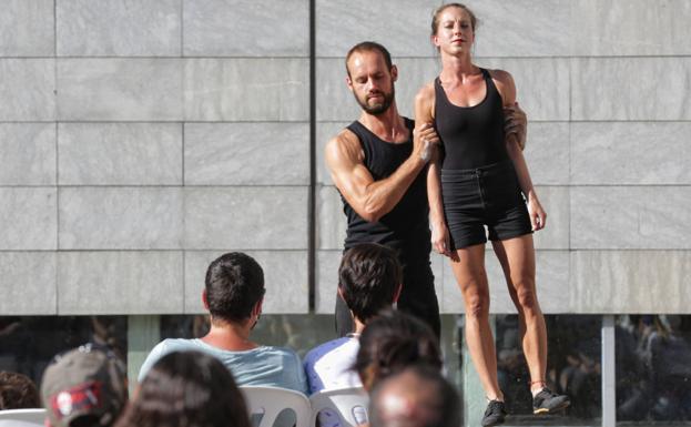 El circo rompe las costuras de la carpa en el Teatro de Calle