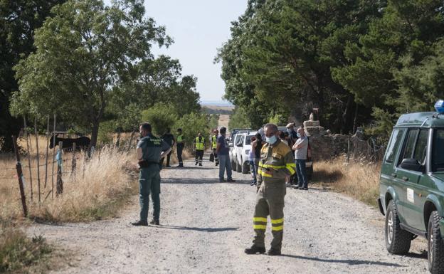 Un fuego de pastos destruye unas cabañas con enseres y leña en Basardilla