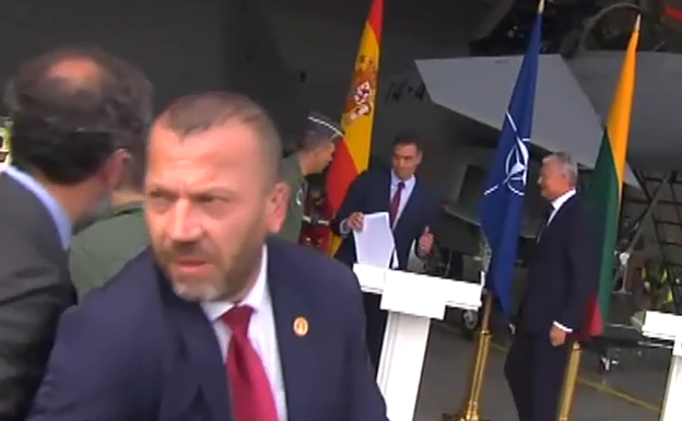 Vídeo: el momento en el que Pedro Sánchez es evacuado por una alerta en Lituania