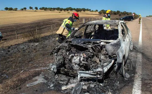 Herido tras el incendio de un turismo en la N-620 a la altura de Carpio de Azaba, en Salamanca