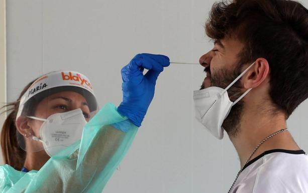 Los casos frenan su escalada pero los indicadores de riesgo siguen empeorando