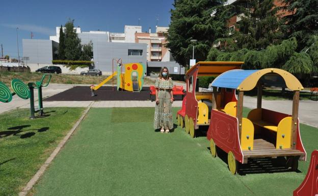 Dos carpas de colores protegerán a los niños de Carbajosa del sol en los parques infantiles de la plaza Comuneros