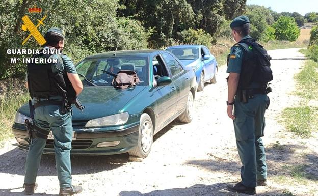 Un vecino identificó el coche del hombre que retuvo a su mujer y alertó a la Guardia Civil