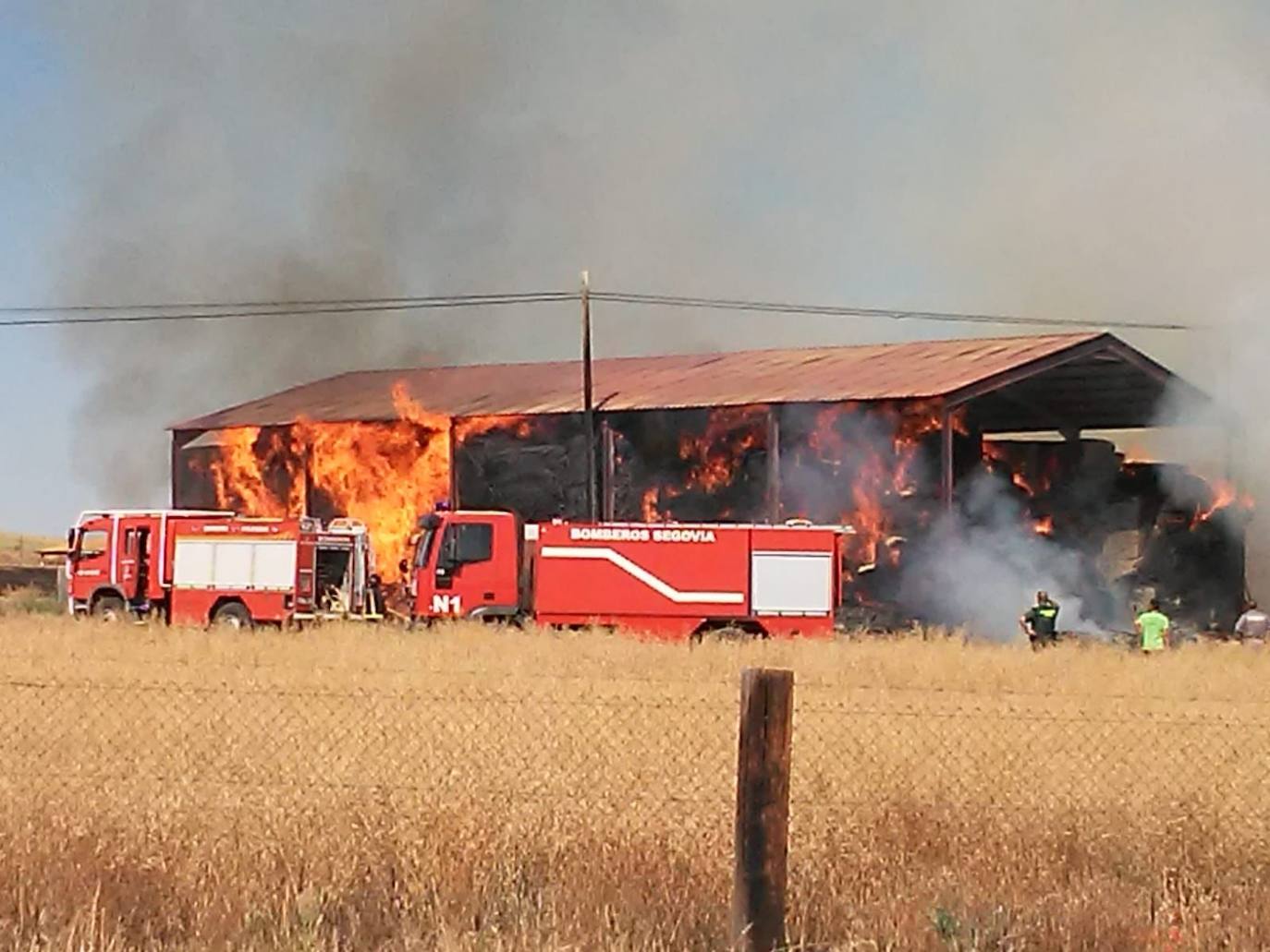 El fuego destruye una nave con alpacas de paja en Etreros