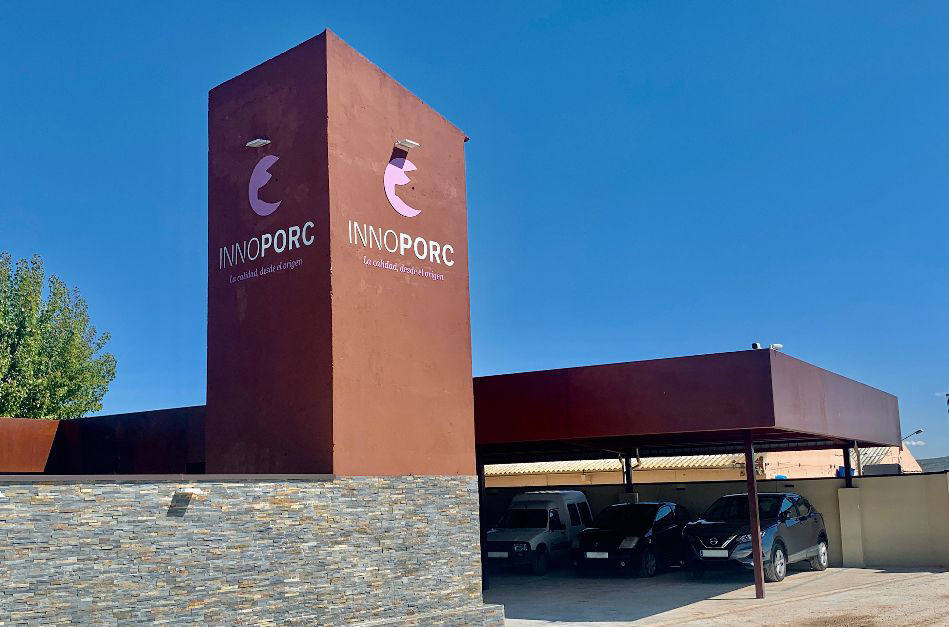 Una empresa segoviana invita al ministro Garzón a trabajar unos días en sus granjas para conocer el sector