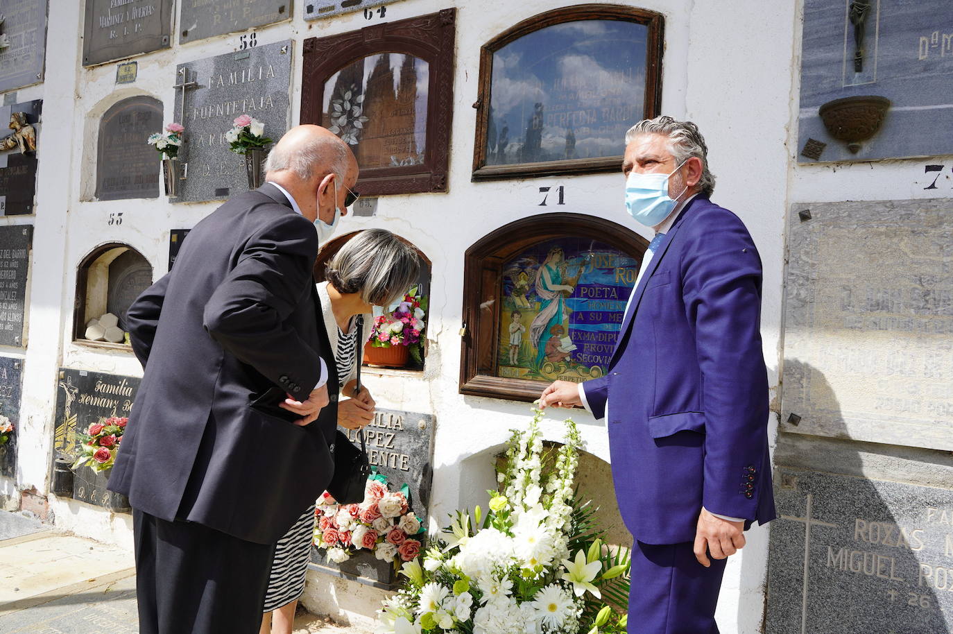 La sepultura de José Rodao luce los restaurados azulejos de Zuloaga