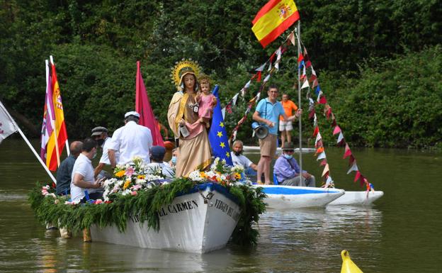 Cientos de fieles honran a la Virgen del Carmen desde las orillas del Pisuerga