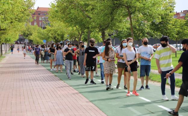 Masiva respuesta de los jóvenes de Salamanca al cribado de la Junta con grandes colas en el pabellón Unamuno