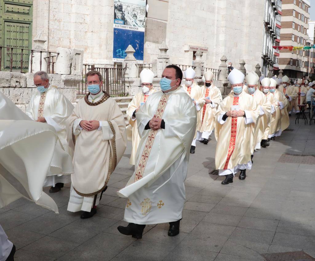 Más de 40 obispos y arzobispos siguen en la Catedral de Valladolid la ordenación episcopal de Aurelio García