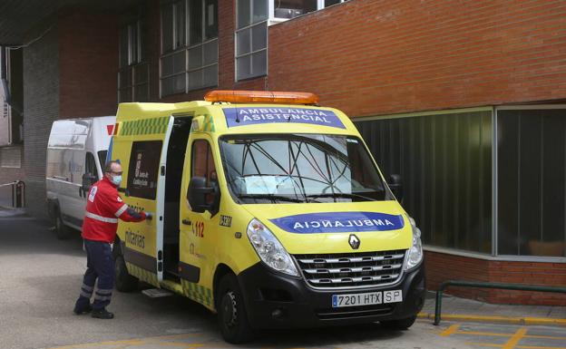 Heridas dos personas en la salida de la vía de un turismo en Fuentes de Valdepero