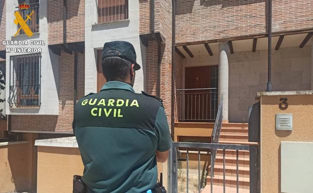 Investigan a tres personas por okupar una casa en Villamuriel